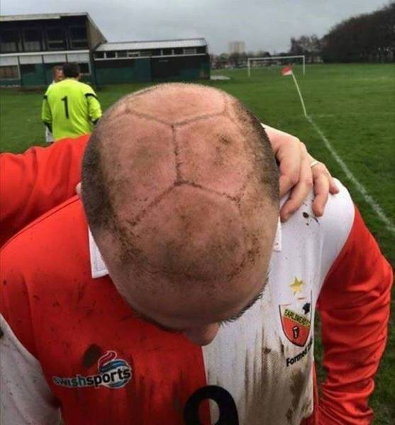 Foto graciosa balón fútbol ìntado en la cabeza calvo