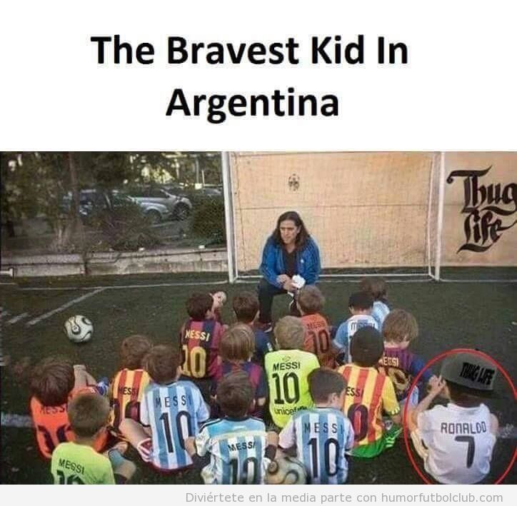 Foto graciosa niño valiente con camiseta Cristiano Ronaldo en Argentina